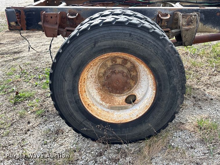 image for item FH7042 1998 Ford F800 truck cab and chassis