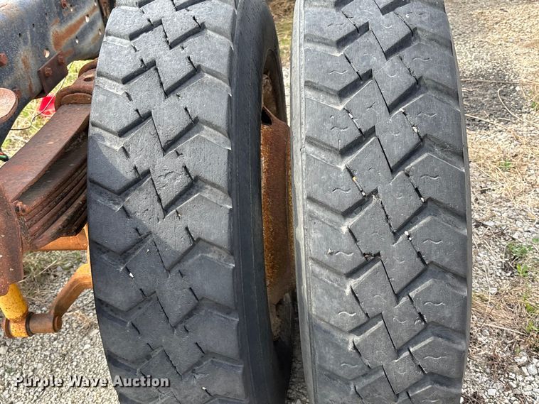 image for item FH7042 1998 Ford F800 truck cab and chassis