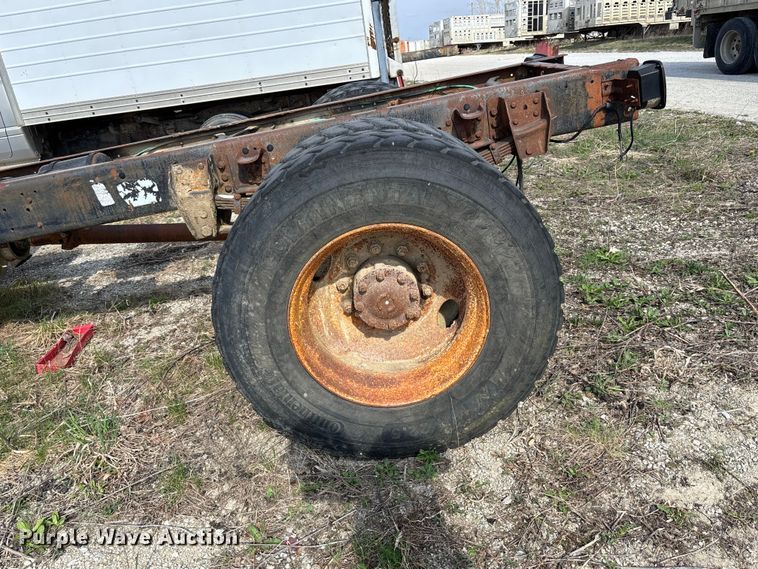 image for item FH7042 1998 Ford F800 truck cab and chassis