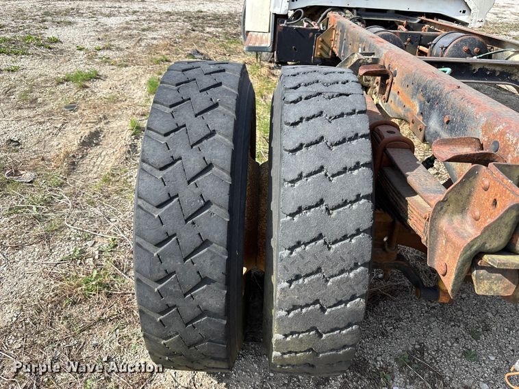 image for item FH7042 1998 Ford F800 truck cab and chassis