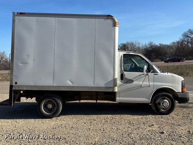 image for item FI0788 2004 Chevrolet  Express box truck