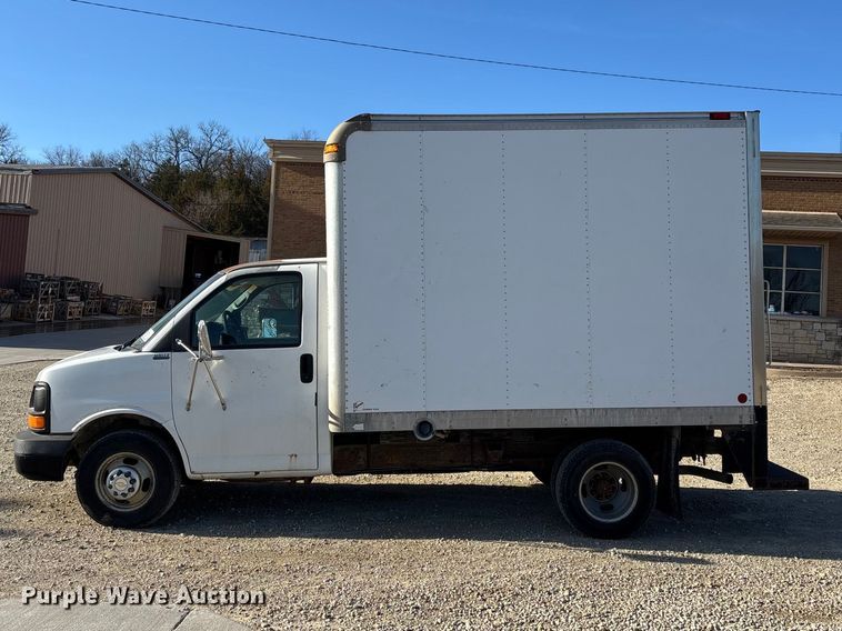 image for item FI0788 2004 Chevrolet  Express box truck