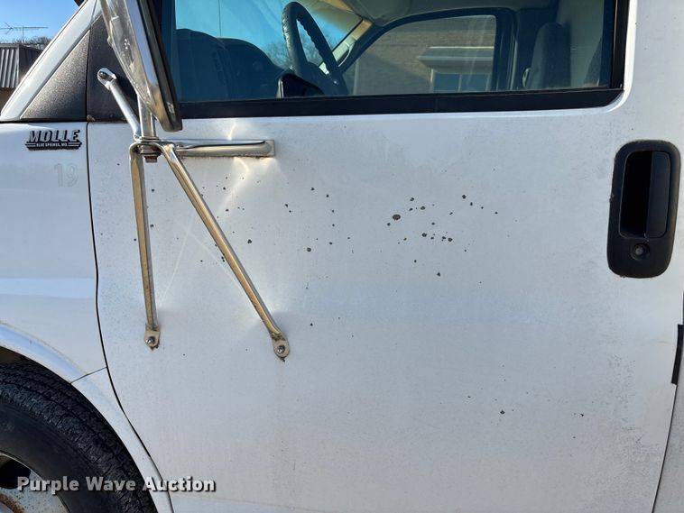 image for item FI0788 2004 Chevrolet  Express box truck