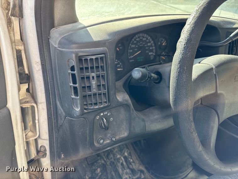 image for item FI0788 2004 Chevrolet  Express box truck