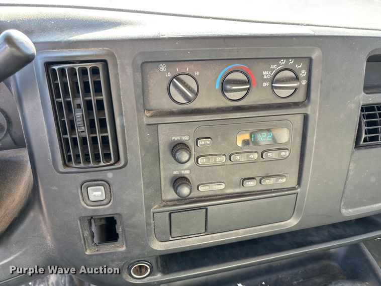 image for item FI0788 2004 Chevrolet  Express box truck