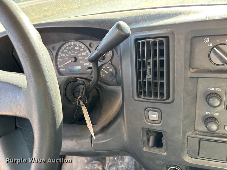 image for item FI0788 2004 Chevrolet  Express box truck