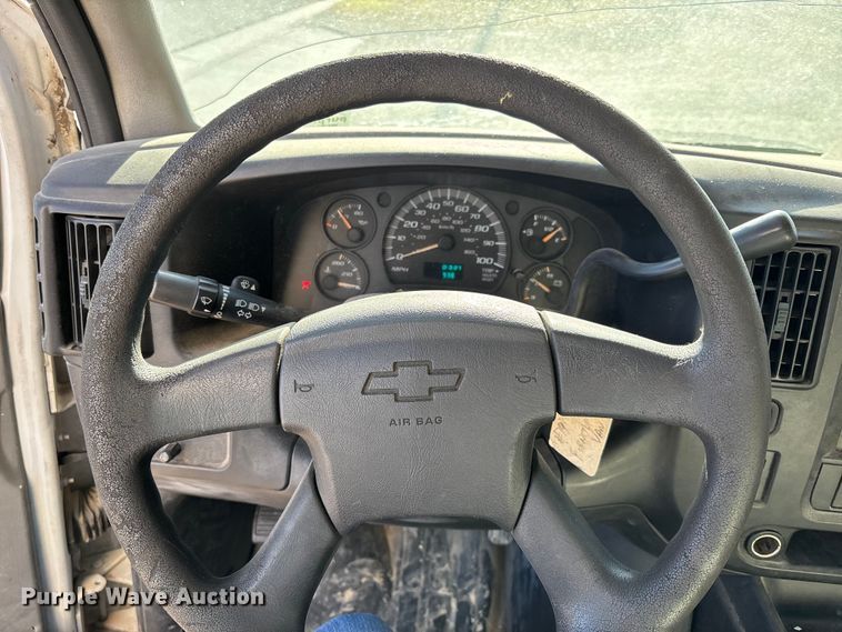 image for item FI0788 2004 Chevrolet  Express box truck