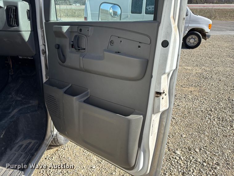 image for item FI0788 2004 Chevrolet  Express box truck