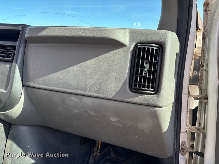 image for item FI0788 2004 Chevrolet  Express box truck