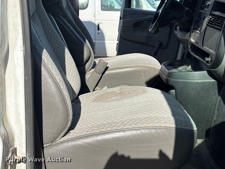 image for item FI0788 2004 Chevrolet  Express box truck