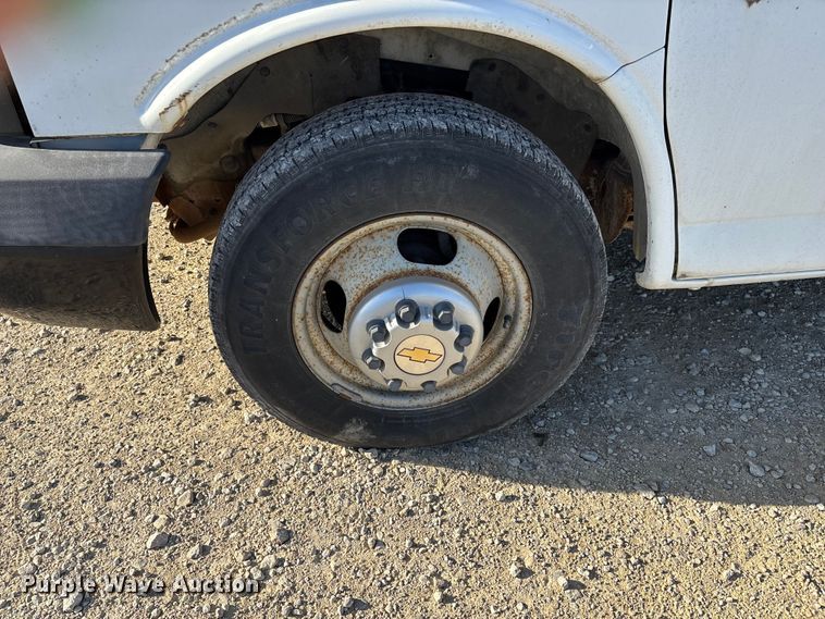 image for item FI0788 2004 Chevrolet  Express box truck