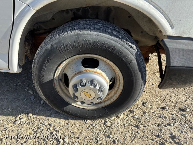 image for item FI0788 2004 Chevrolet  Express box truck