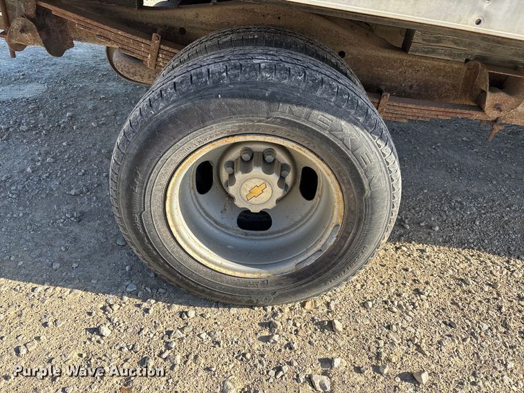 image for item FI0788 2004 Chevrolet  Express box truck