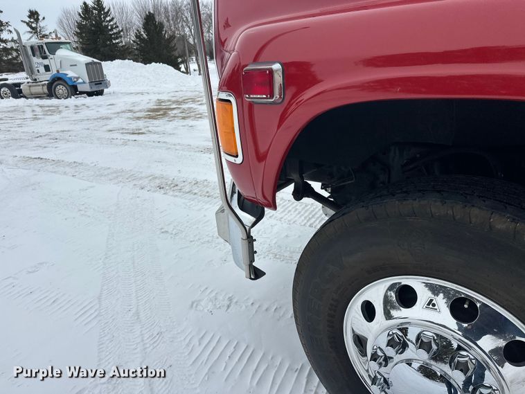 image for item FK1811 1996 Ford LS8000 rescue vehicle