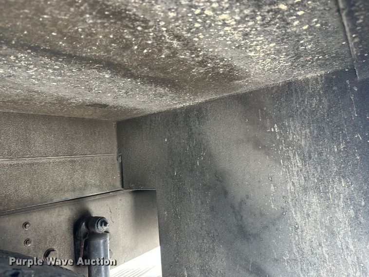 image for item FK1811 1996 Ford LS8000 rescue vehicle