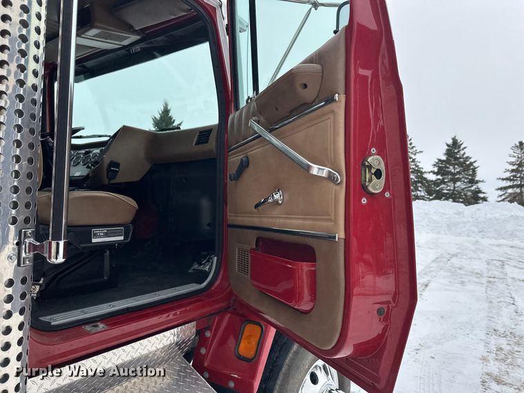 image for item FK1811 1996 Ford LS8000 rescue vehicle