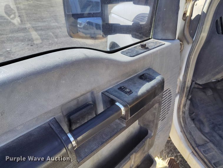 image for item IH9475 2014 Ford F250 Super Duty Ext. Cab utility bed pickup truck