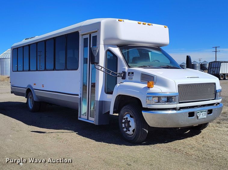 image for item IH9476 2007 Chevrolet C5500 shuttle bus