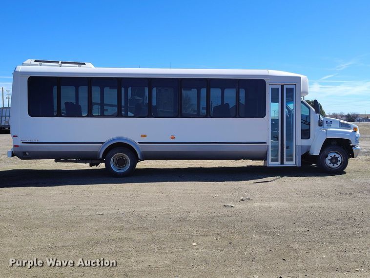 image for item IH9476 2007 Chevrolet C5500 shuttle bus