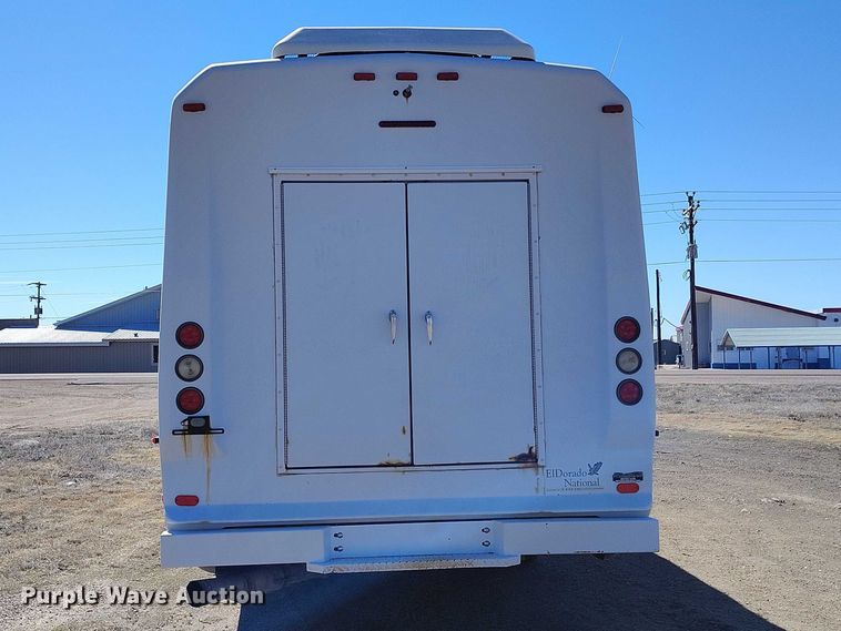 image for item IH9476 2007 Chevrolet C5500 shuttle bus