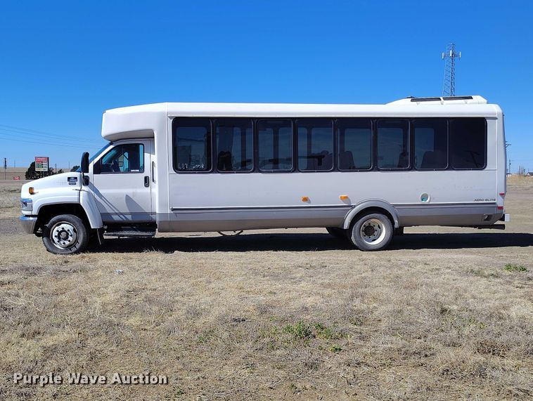 image for item IH9476 2007 Chevrolet C5500 shuttle bus