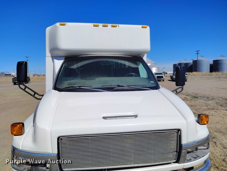 image for item IH9476 2007 Chevrolet C5500 shuttle bus