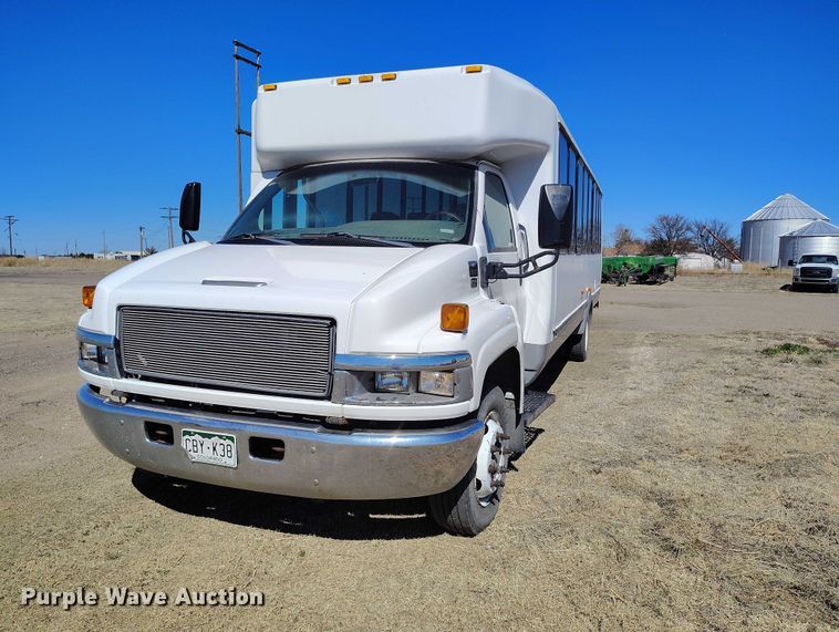 image for item IH9476 2007 Chevrolet C5500 shuttle bus