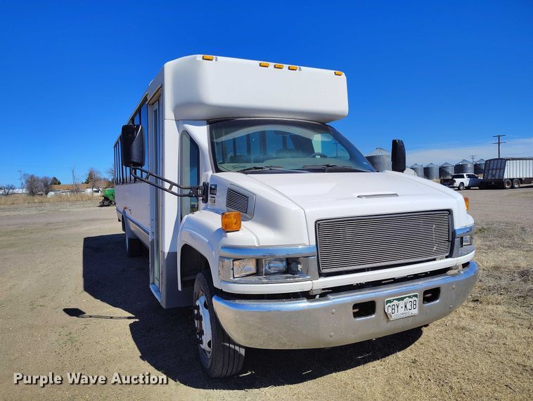 image for item IH9476 2007 Chevrolet C5500 shuttle bus