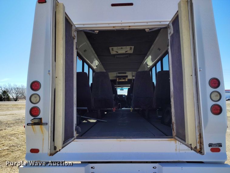 image for item IH9476 2007 Chevrolet C5500 shuttle bus