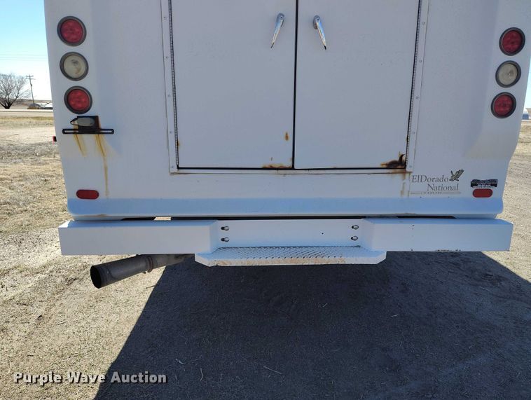 image for item IH9476 2007 Chevrolet C5500 shuttle bus