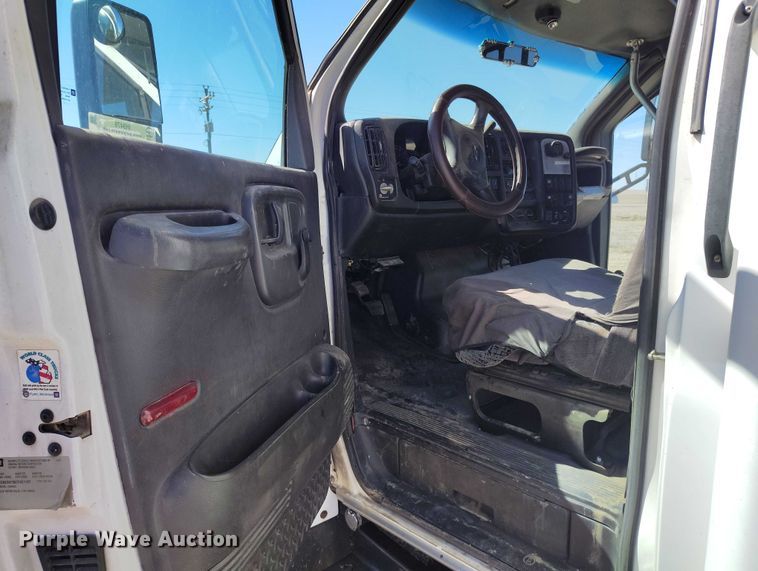 image for item IH9476 2007 Chevrolet C5500 shuttle bus