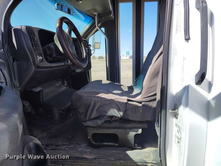 image for item IH9476 2007 Chevrolet C5500 shuttle bus