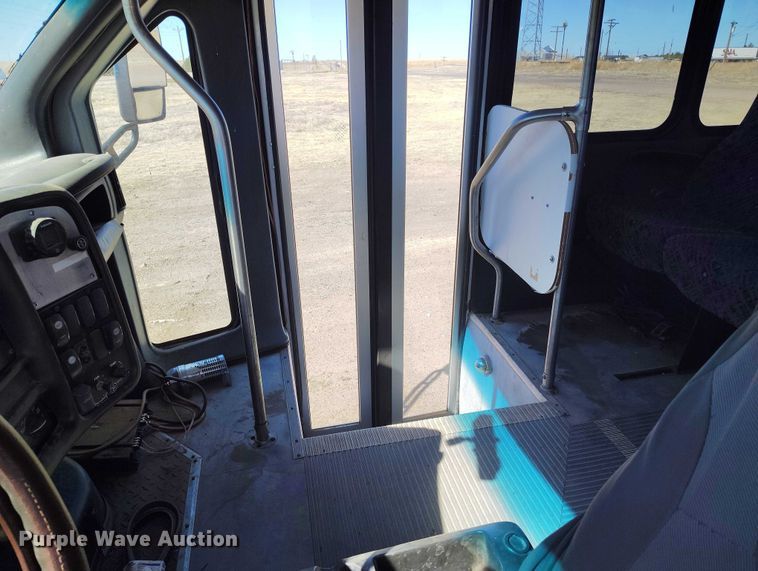 image for item IH9476 2007 Chevrolet C5500 shuttle bus