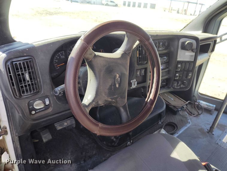 image for item IH9476 2007 Chevrolet C5500 shuttle bus