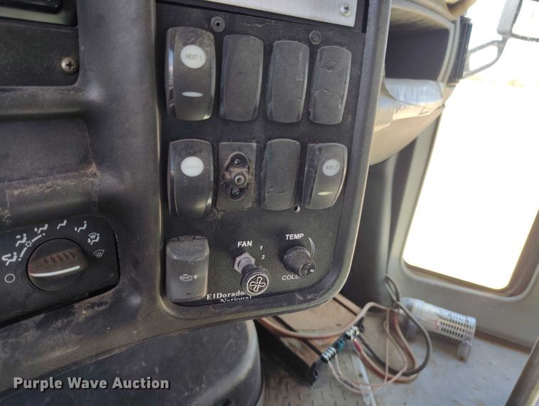 image for item IH9476 2007 Chevrolet C5500 shuttle bus