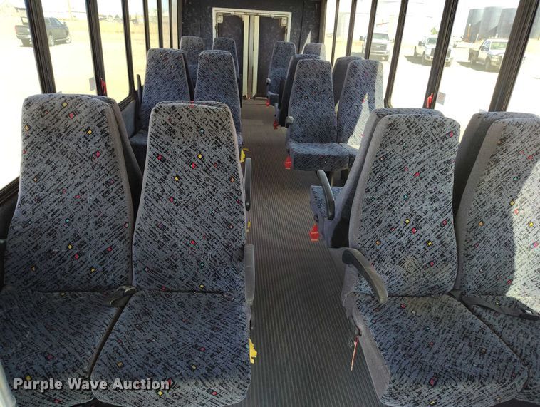 image for item IH9476 2007 Chevrolet C5500 shuttle bus