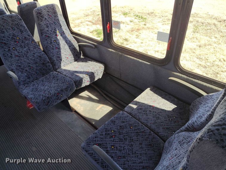 image for item IH9476 2007 Chevrolet C5500 shuttle bus