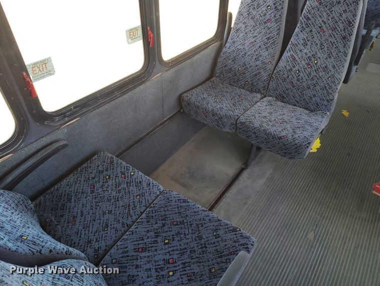 image for item IH9476 2007 Chevrolet C5500 shuttle bus