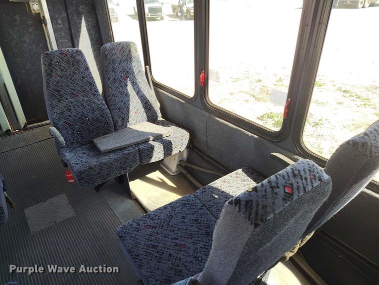 image for item IH9476 2007 Chevrolet C5500 shuttle bus