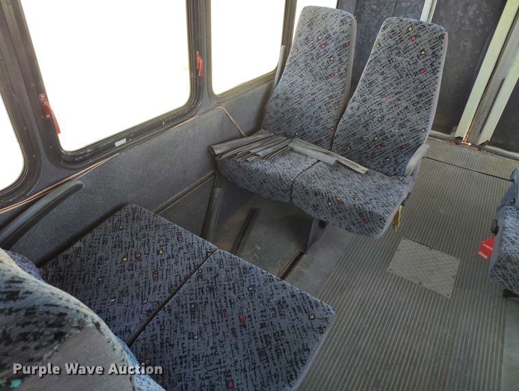 image for item IH9476 2007 Chevrolet C5500 shuttle bus