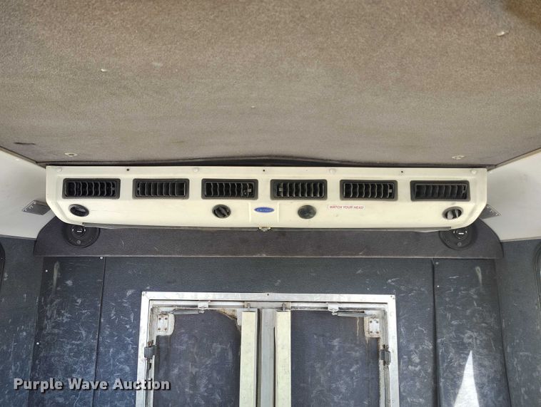 image for item IH9476 2007 Chevrolet C5500 shuttle bus