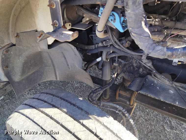 image for item IH9476 2007 Chevrolet C5500 shuttle bus