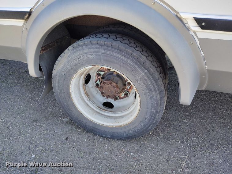 image for item IH9476 2007 Chevrolet C5500 shuttle bus