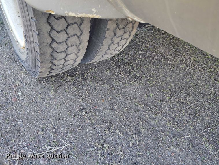 image for item IH9476 2007 Chevrolet C5500 shuttle bus