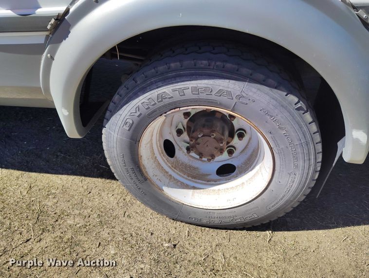 image for item IH9476 2007 Chevrolet C5500 shuttle bus