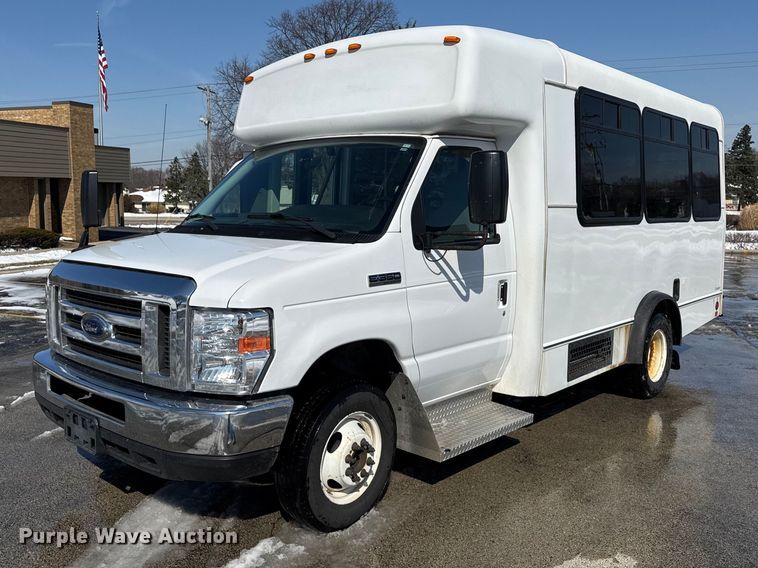 image for item ND9462 2017 Ford E350 shuttle bus