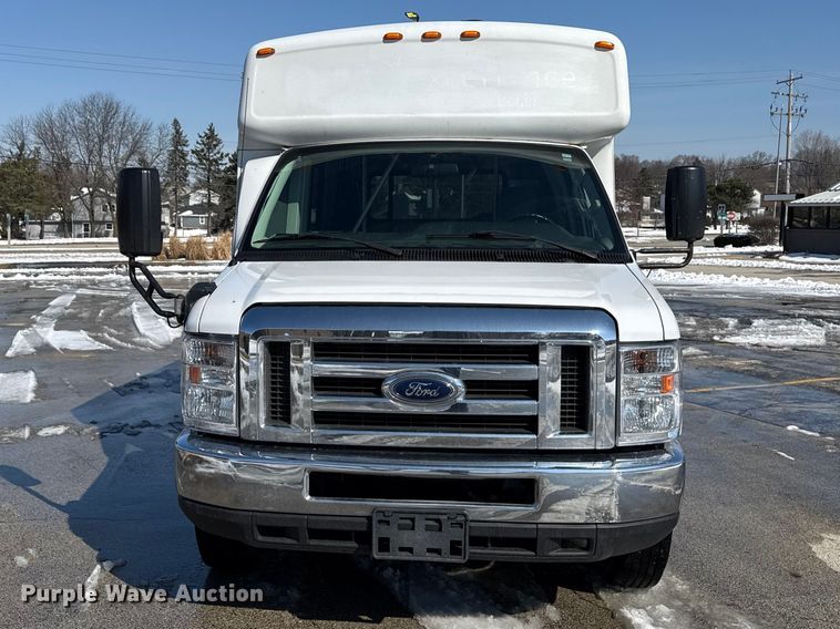image for item ND9462 2017 Ford E350 shuttle bus