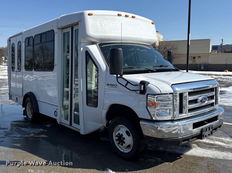 image for item ND9462 2017 Ford E350 shuttle bus