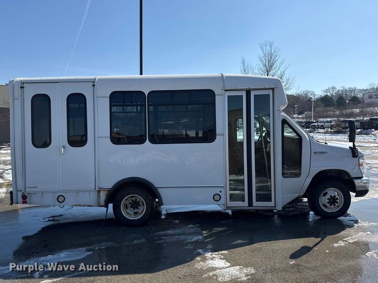 image for item ND9462 2017 Ford E350 shuttle bus