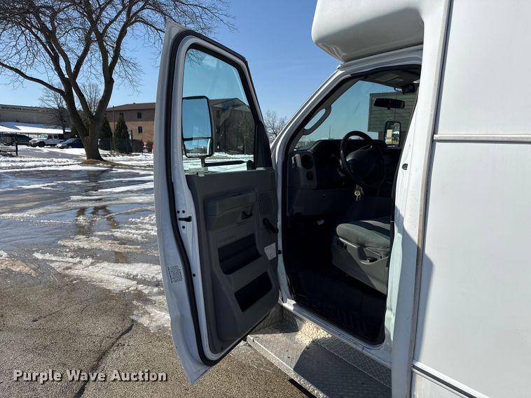 image for item ND9462 2017 Ford E350 shuttle bus